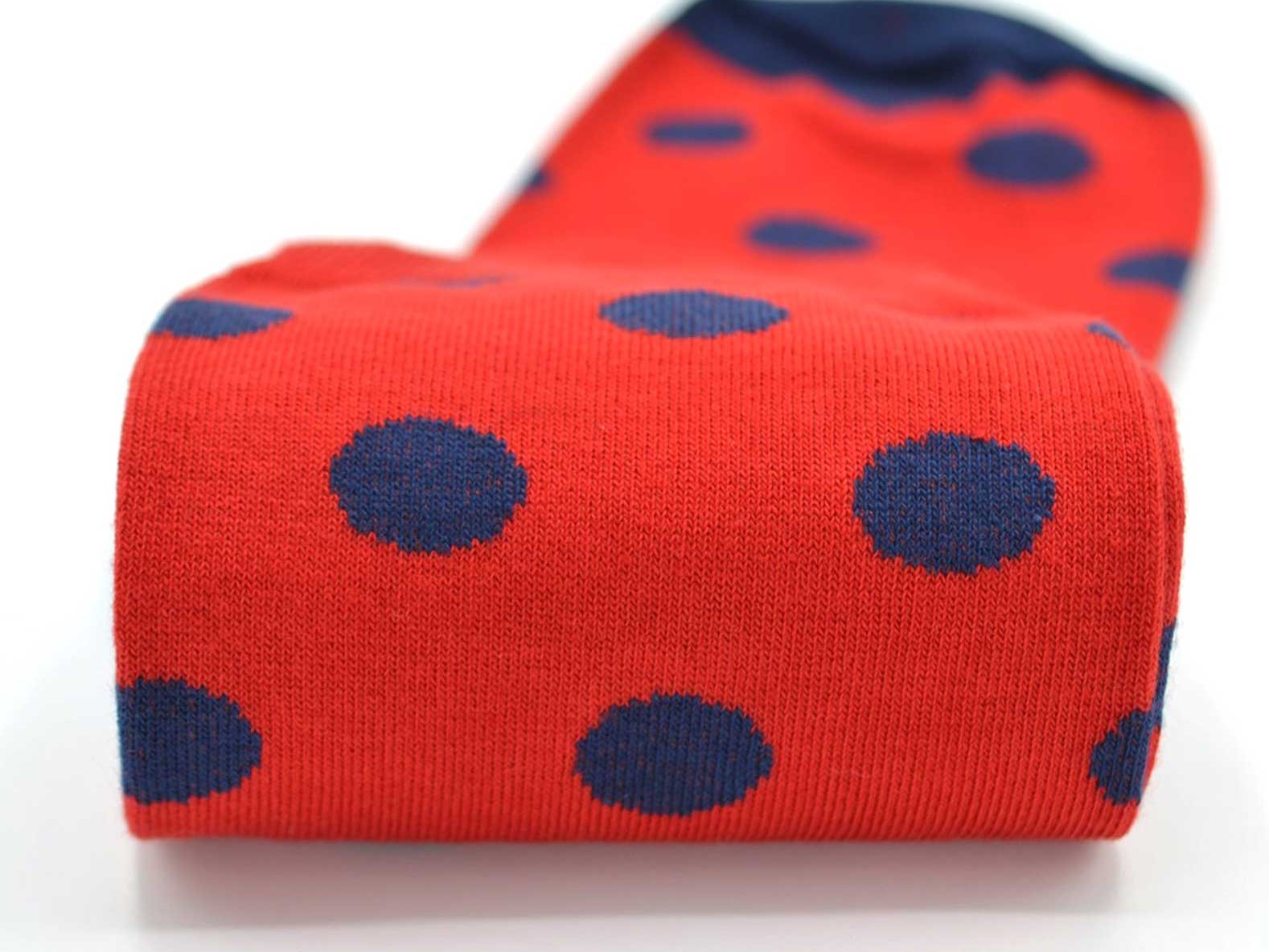 chaussettes-fantaisie-hommes-femmes-en-coton-rouges-à-motif-gros-pois-bleu-marine-remaillées-à-la-main